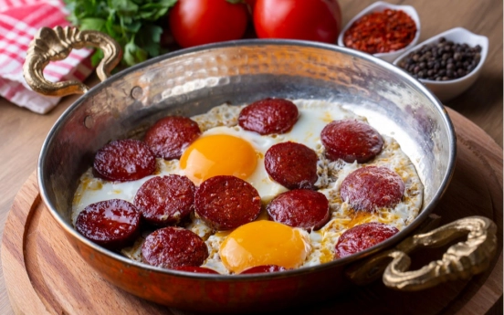 Sahanda Sucuklu Yumurta